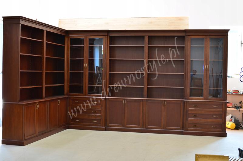 Biblioteczka narożna w przestrzeni do czytania
