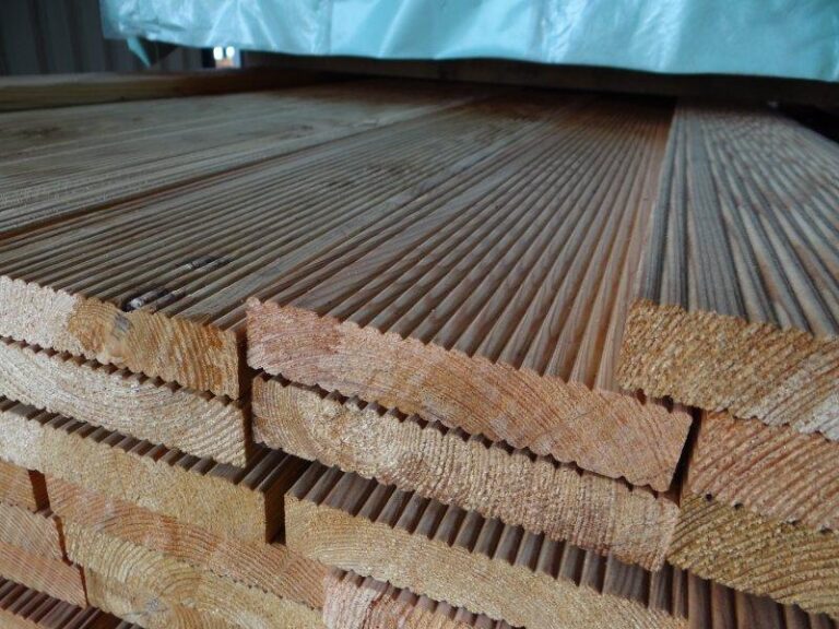 Deska tarasowa z modrzewia – co warto wiedzieć? Opinie i kluczowe fakty