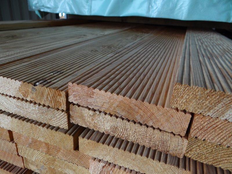 Deska tarasowa z modrzewia – co warto wiedzieć? Opinie i kluczowe fakty