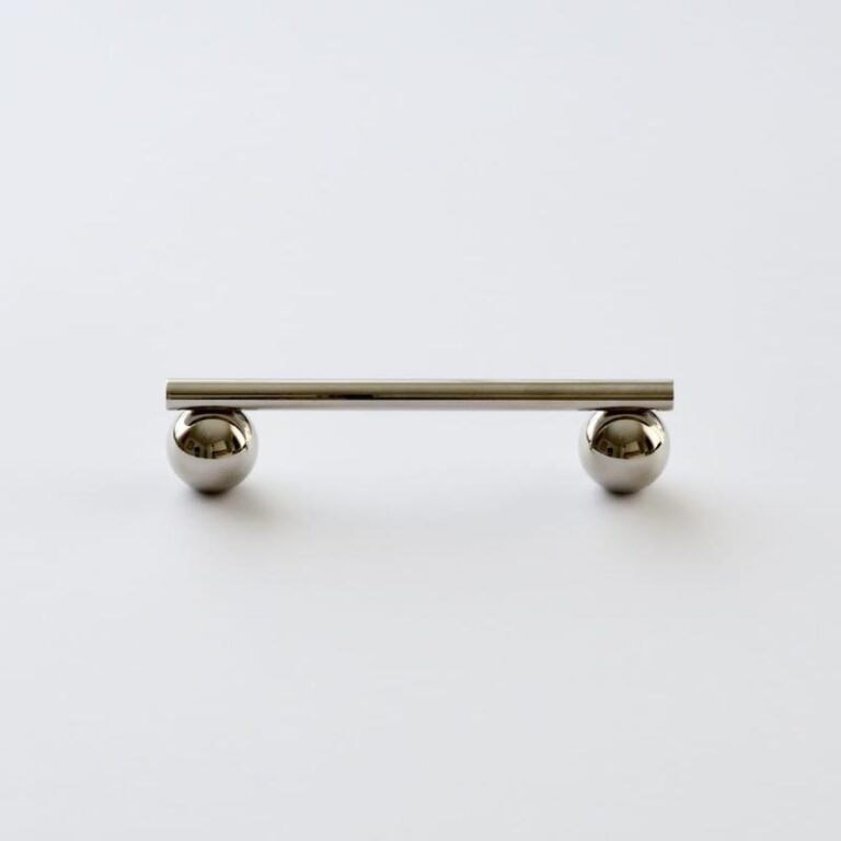 Drewno w eleganckich uchwytach meblowych – styl, który zachwyca