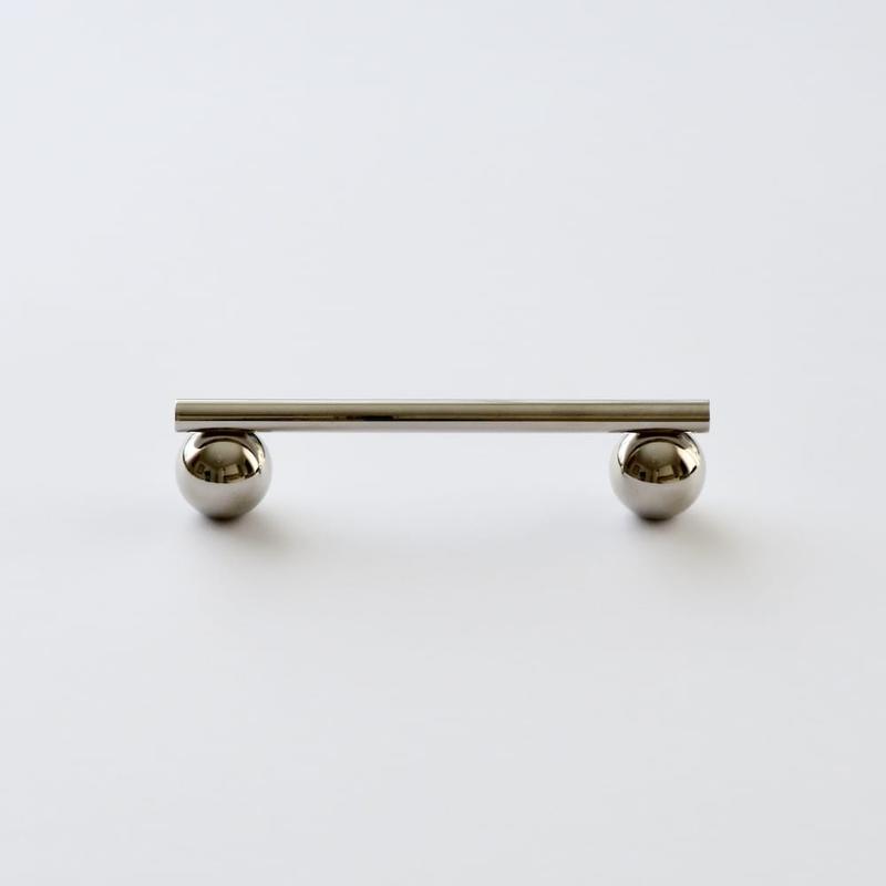 Drewno w eleganckich uchwytach meblowych – styl, który zachwyca