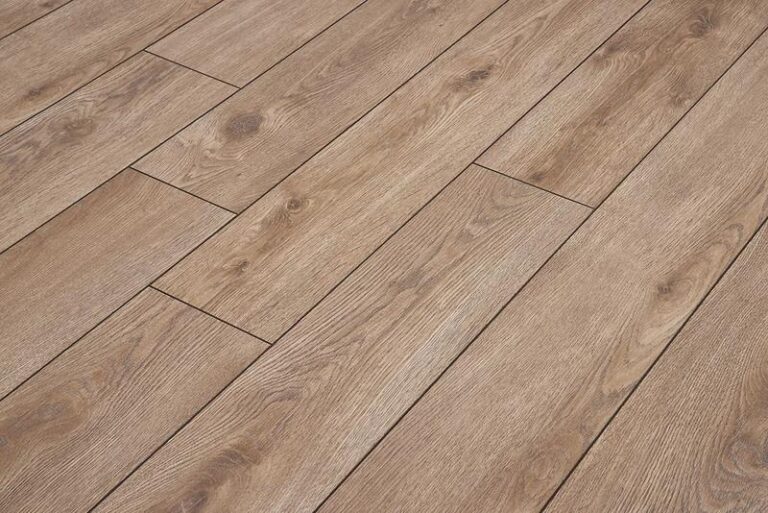 Eleganckie i Trwałe Panele z V-fugą – Idealne Rozwiązanie dla Twojej Podłogi Laminowanej