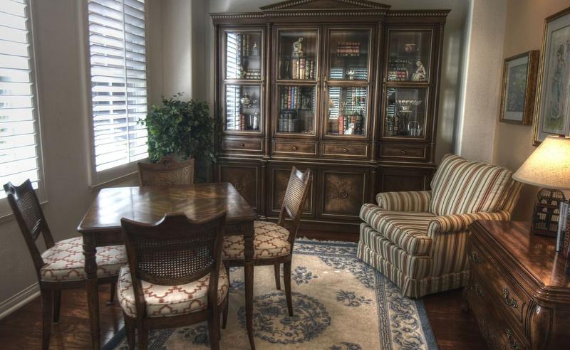 Idealny dywan do ciemnych mebli – kolory, materiały i style, które ożywią Twoje wnętrze