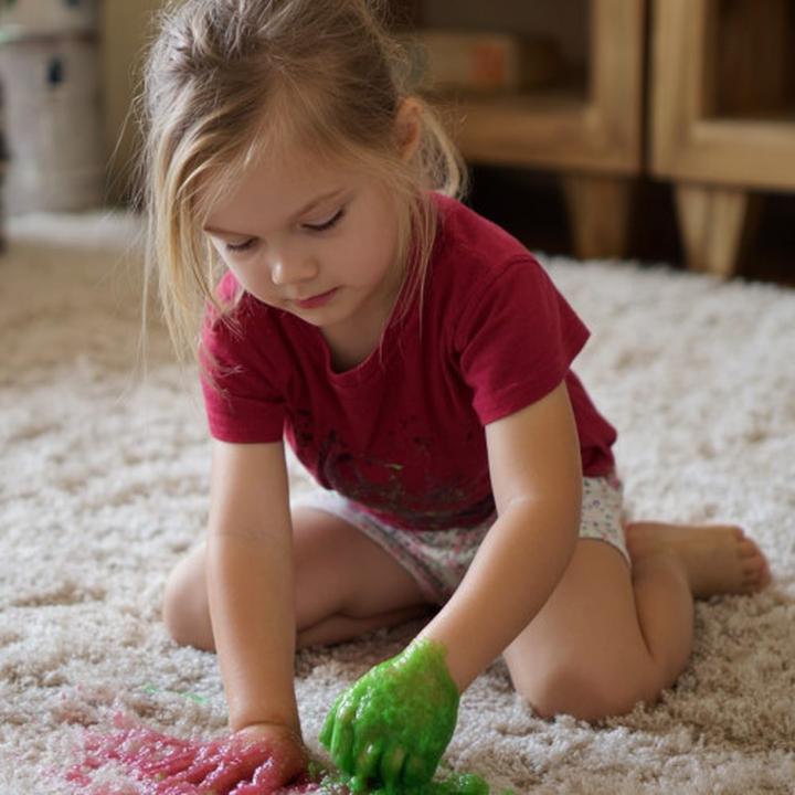 Jak łatwo i skutecznie usunąć slime z dywanu: krok po kroku w prosty sposób