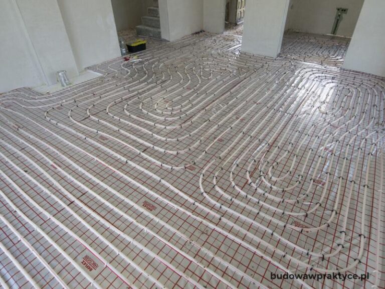 Jak obliczyć ilość pętli podłogówki w salonie o powierzchni 30 m2? Praktyczny poradnik instalacji