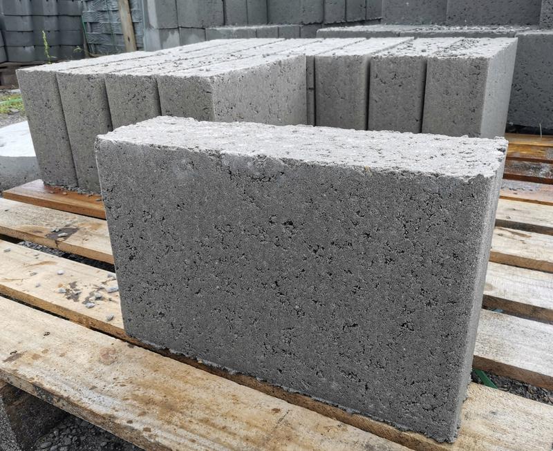 Jak zbudować trwały fundament z bloczków betonowych pod taras?