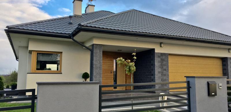 Stylowe połączenie: Elewacja antracyt z drewnem w nowoczesnym designie dla Twojego domu