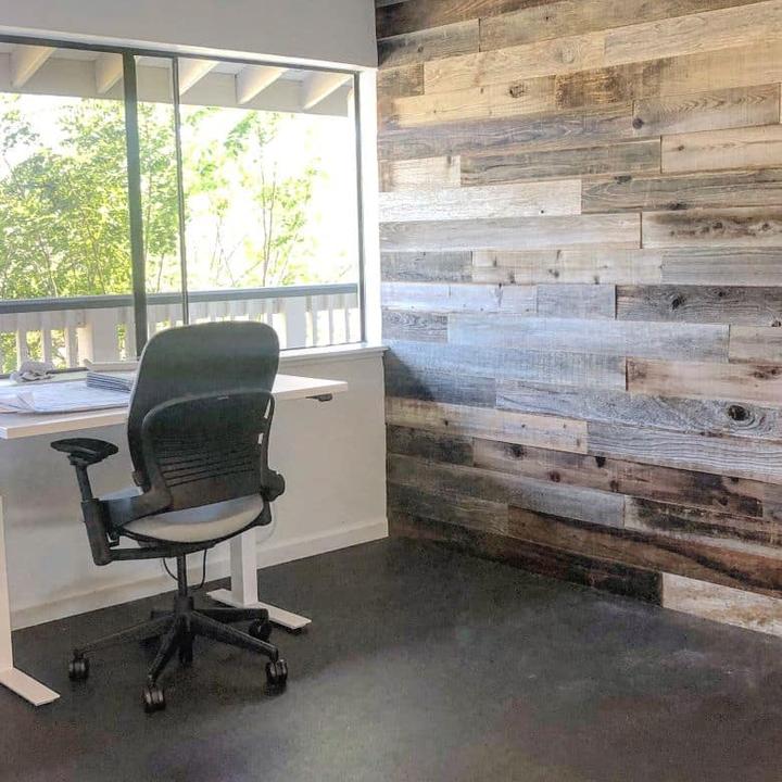 Twórz unikalne przestrzenie: jak zrobić ścianę z palet w ogrodzie krok po kroku