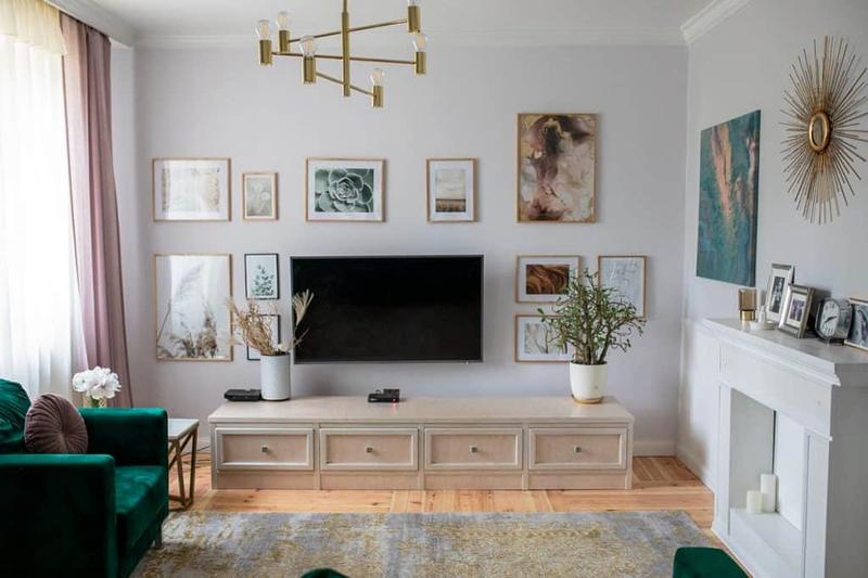 Aranżacja salonu z obrazami