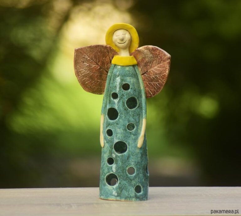 Anioły ceramiczne – odkryj urok ręcznie wykonanych figurek z ceramiki