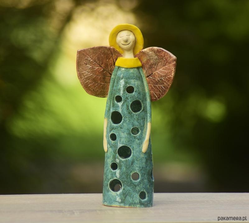 Anioły ceramiczne – odkryj urok ręcznie wykonanych figurek z ceramiki