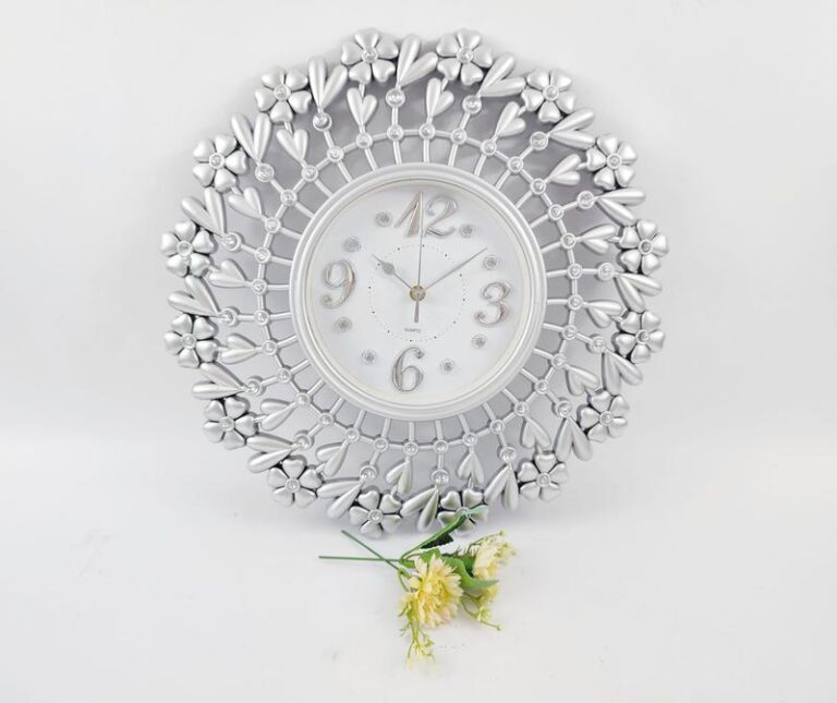 Dekoracyjne Zegary Glamour do Salonów – Jak Wybrać Efektowny Dodatek do Wnętrza?