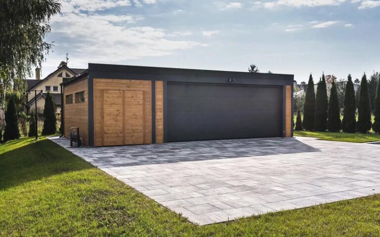 Inspirowane architekturą: 5 nietypowych projektów domów z wyjątkową wiatą garażową