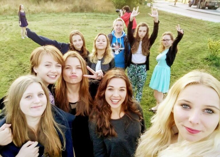 Młodzież w małych miasteczkach: Trudności i marzenia dorastania w wiejskiej Ameryce