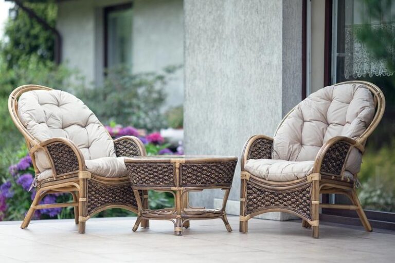 Sekret popularności mebli z rattanu w aranżacji tarasu