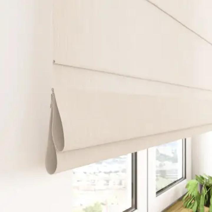 Stylowe osłony na taras: pionowe i poziome nowoczesne rolety rzymskie na zewnątrz