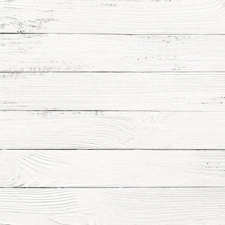 Białe deski na suficie