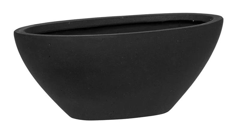 Donice łódki w ogrodzie