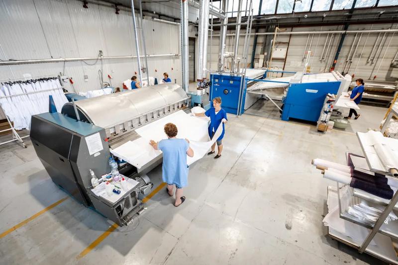 Magiel przemysłowy w zakładzie pralniczym