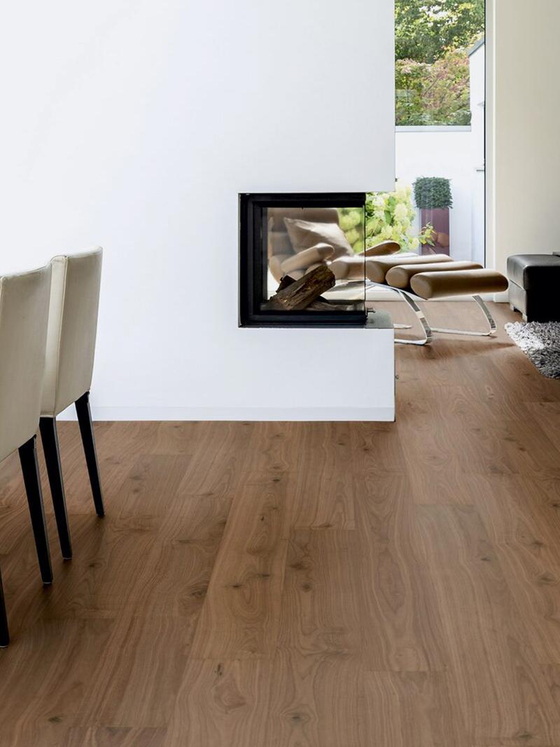 Podłoga orzechowa w nowoczesnym salonie