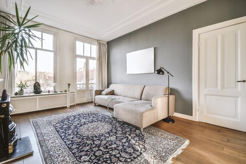 Układanie dywanu w salonie