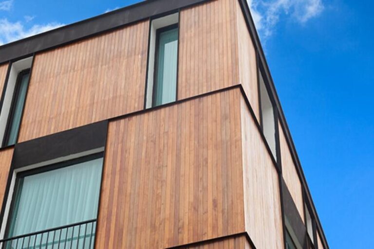 Odkryj piękno elewacji drewnianej: przekrój, rodzaje i sekrety montażu