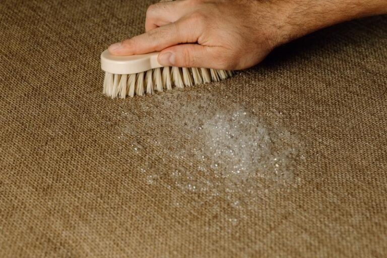 Skuteczne metody czyszczenia dywanu z juty – jak uniknąć najczęstszych błędów?
