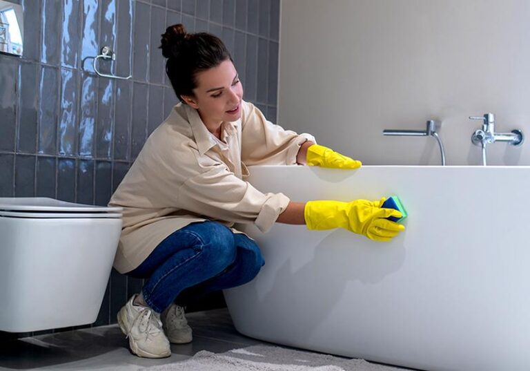 Sprytne sposoby na czystą łazienkę bez kosztownych środków chemicznych