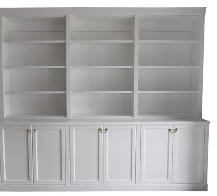 Aranżacje wnętrz z drewnianą biblioteczką