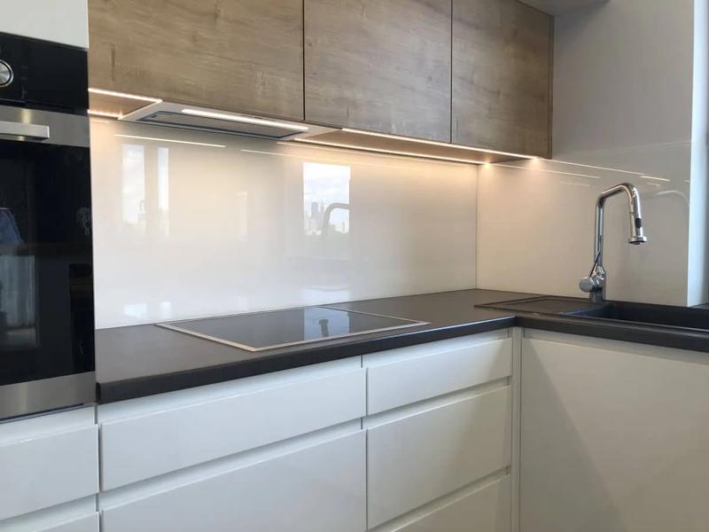 Biały lacobel we wnętrzach