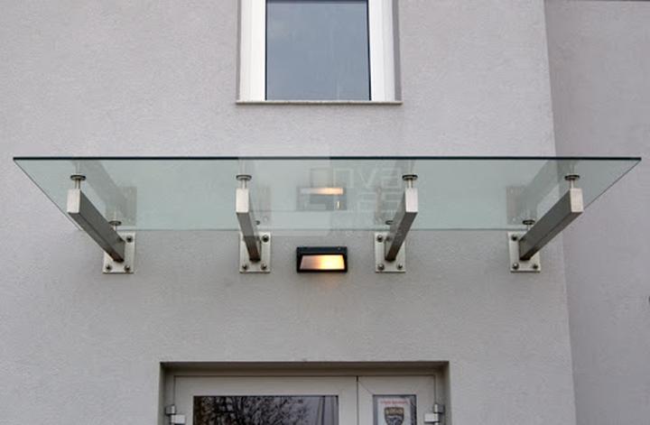 Daszek szklany nad wejściem