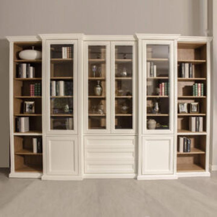 Drewniana biblioteka z drabinką