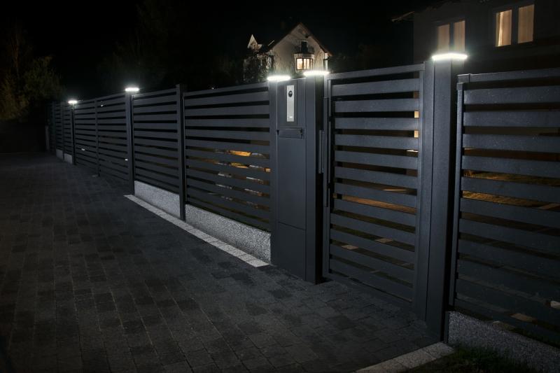 Lampy na płot do ogrodu