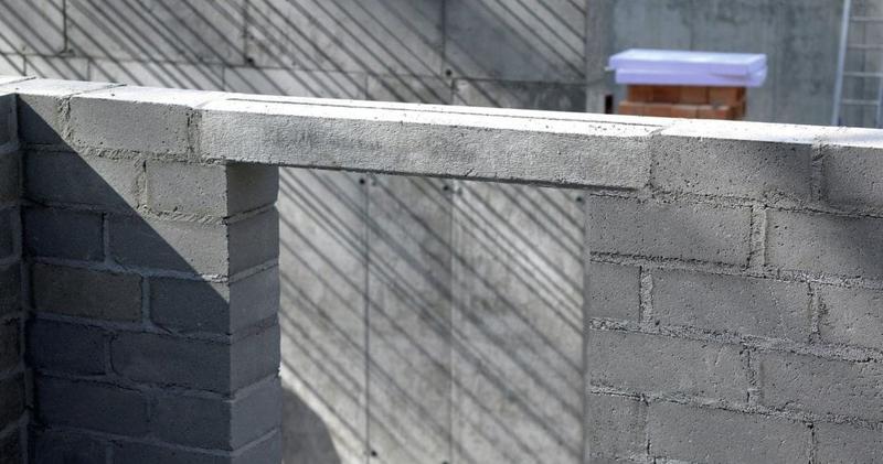 Montaż nadproża nad drzwiami