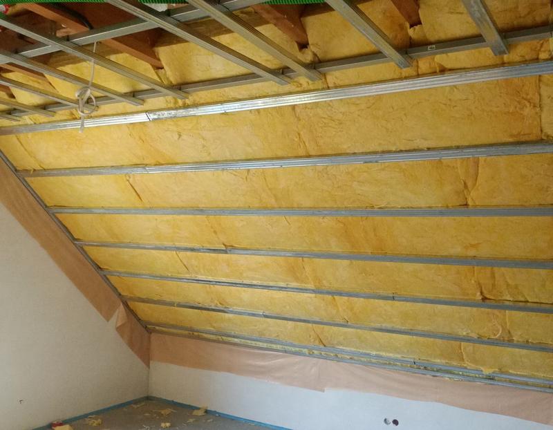 Montaż płyt PIR między krokwiami