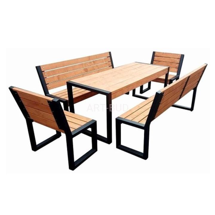 Okrągły stół w ogrodzie