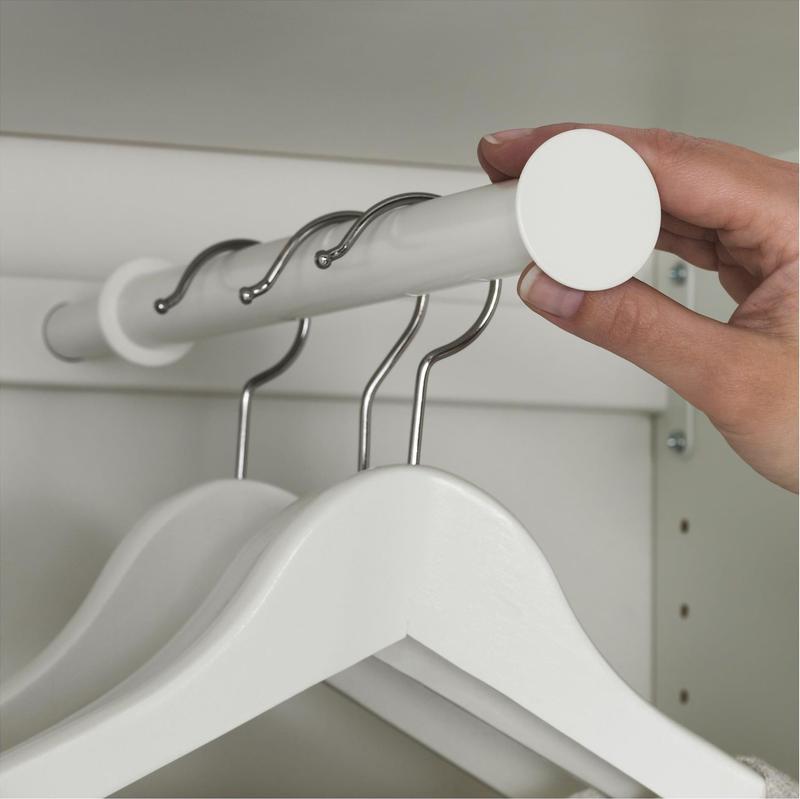 Organizacja przestrzeni w szafie z drążkiem