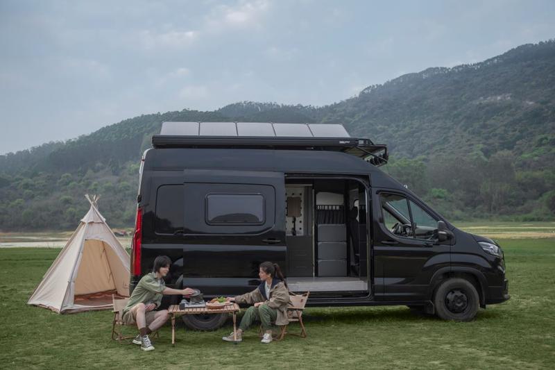 Przenośne stacje zasilania i panele słoneczne