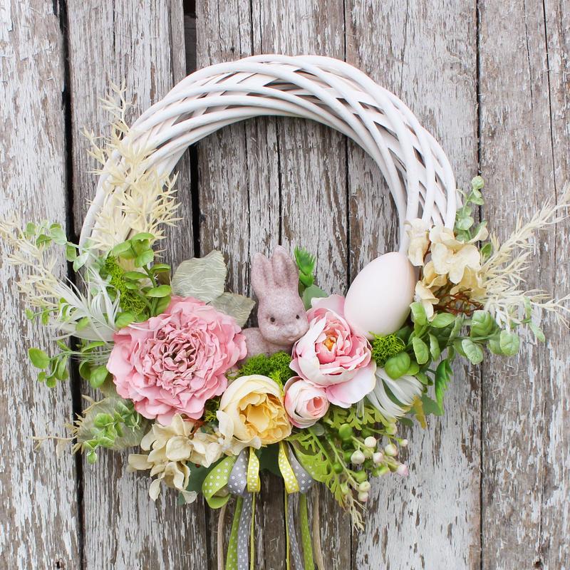 Sezonowe wianki na drzwi wejściowe