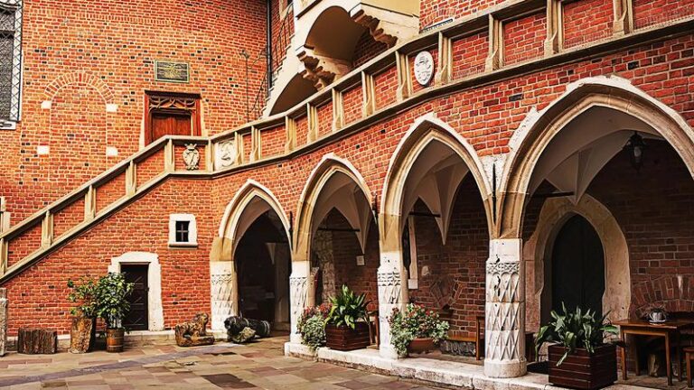 Cegła w architekturze: odkryj korzyści, koszty i inspirujące projekty domów obłożonych cegłą