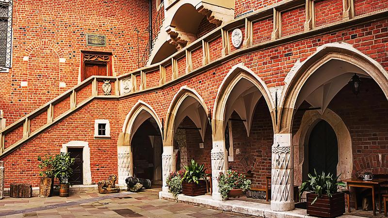 Cegła w architekturze: odkryj korzyści, koszty i inspirujące projekty domów obłożonych cegłą