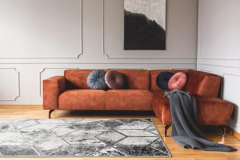 Jakie kolory i wzory dywanów idealnie pasują do brązowej kanapy?