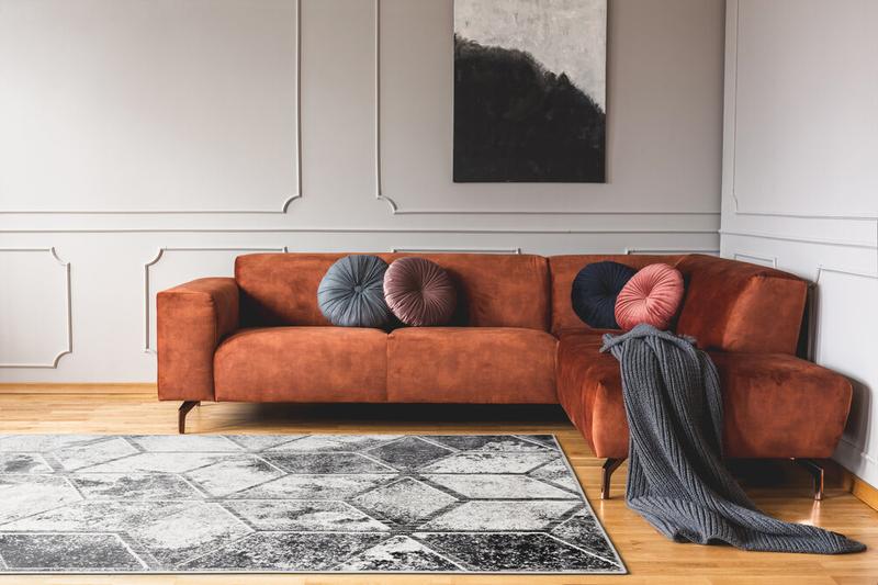 Jakie kolory i wzory dywanów idealnie pasują do brązowej kanapy?