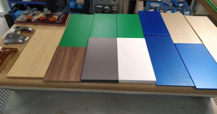 Najlepsze lakiery do frontów meblowych – jak wybrać idealny produkt dla swojego wnętrza?