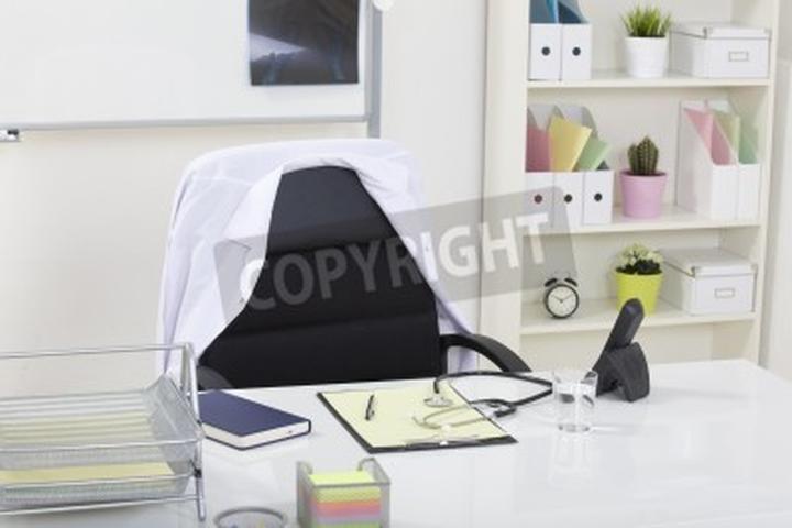 Przewodnik po wyborze idealnego biurka dla lekarza: na co zwrócić uwagę?