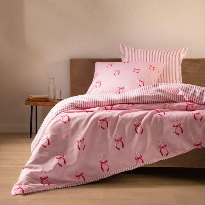 Różowa pościel 200x220 – jak stworzyć wymarzoną sypialnię?