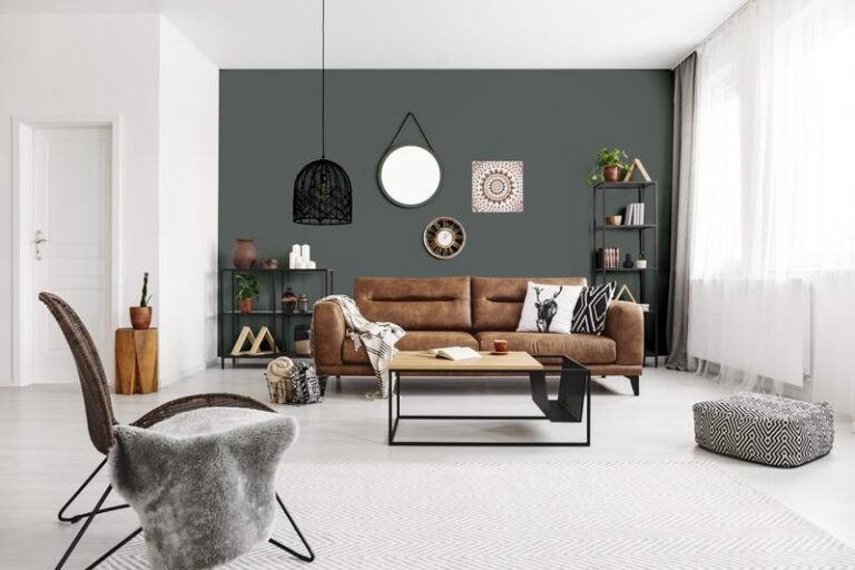 Stylowe inspiracje na to, co powiesić nad kanapą w salonie – modne dekoracje 2026