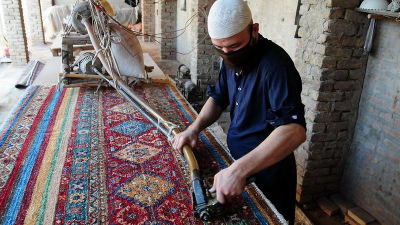 Sztuka tkactwa: Jak utkać dywan krok po kroku i osiągnąć piękny efekt