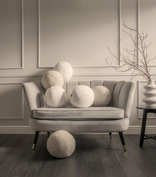 Białe poduszki w salonie