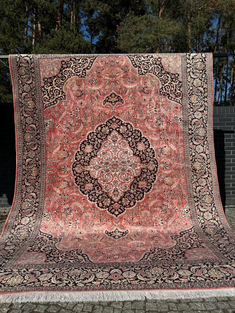 Cechy dywanu jedwabnego